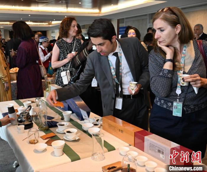 現(xiàn)場觀眾觀看中國展臺茶藝表演、了解茶文化?！【笜?攝