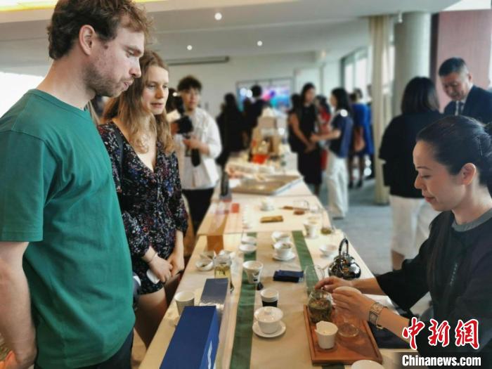 現(xiàn)場觀眾觀看中國展臺茶藝表演、了解茶文化?！【笜?攝