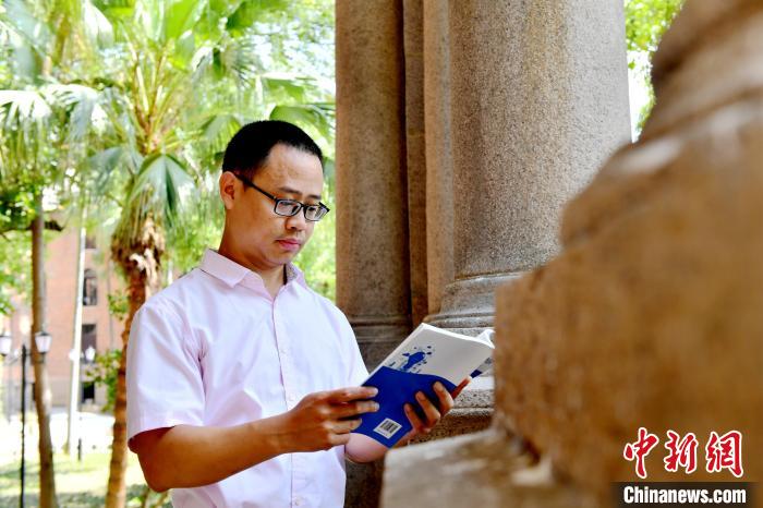 圖為福建師范大學教育學院臺灣教師陳昭志正在看書。　呂明 攝