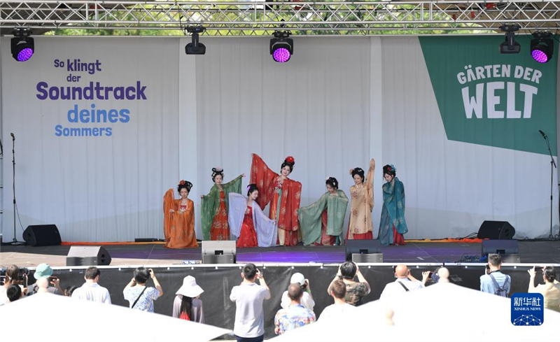 7月8日，在德國(guó)柏林世界公園，漢服愛(ài)好者進(jìn)行漢服展示。新華社記者 任鵬飛 攝