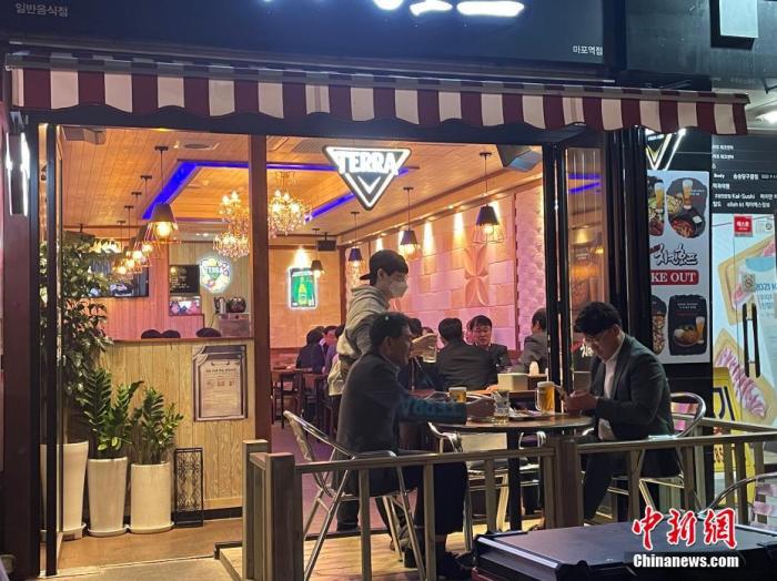 資料圖：韓國首爾市民在餐館用餐。 <a target='_blank' href='/' _fcksavedurl='/'><p  align=