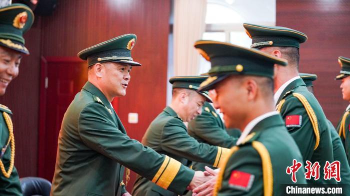 首長為晉銜官兵頒發(fā)任命狀?！堨狭?攝