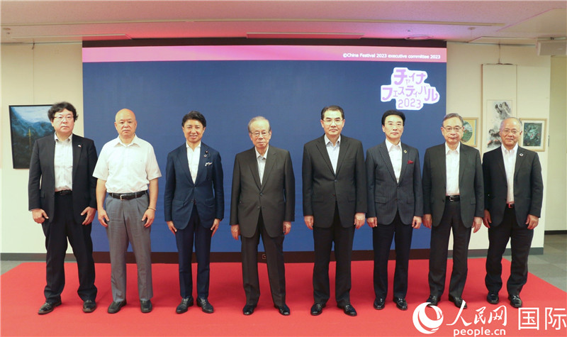 主辦方代表合影。人民網(wǎng) 許可攝