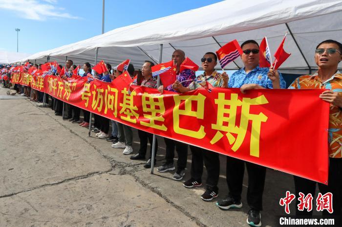 華僑華人、中資機構等拉起橫幅，歡迎“和平方舟”號醫(yī)院船來訪?！⌒煳?攝