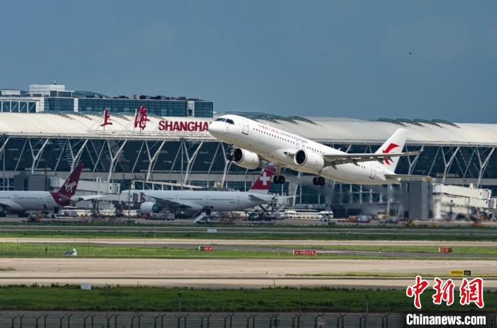 第二架?chē)?guó)產(chǎn)C919正式“入列”東航機(jī)隊(duì)將與首架機(jī)搭檔執(zhí)飛滬蓉快線(xiàn)