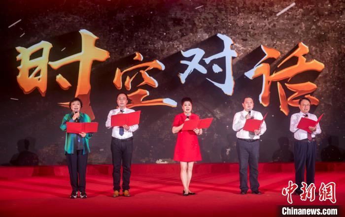 陳曉帆與顏福慶之孫顏志淵、陶行知曾孫陶侃、榮毅仁侄女榮智豐深情朗誦《與統(tǒng)戰(zhàn)先輩的時空對話》。　張昊 攝