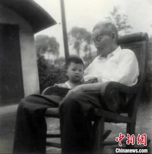 陳望道與幼年的陳曉帆?！￡悤苑﹫D