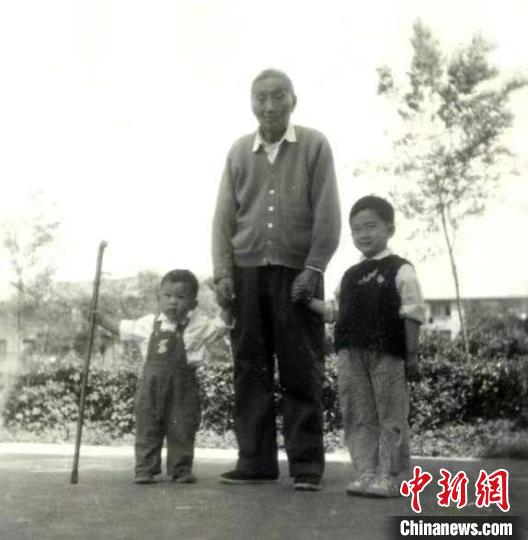 陳望道與幼年的陳曉帆(左)、陳曉帆的哥哥一起合影?！￡悤苑﹫D