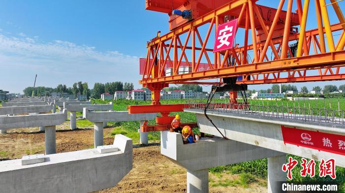 長(zhǎng)25米重80噸的箱梁平穩(wěn)、精準(zhǔn)地落在S314分離式立交橋25號(hào)和26號(hào)墩上?！⒂癫?攝