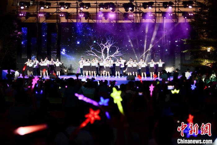 合唱表演《夜空中最亮的星》?！⊥鯑|明 攝