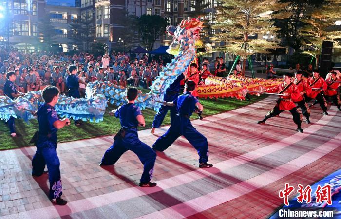兩岸青少年同臺呈現(xiàn)龍獅表演?！⊥鯑|明 攝