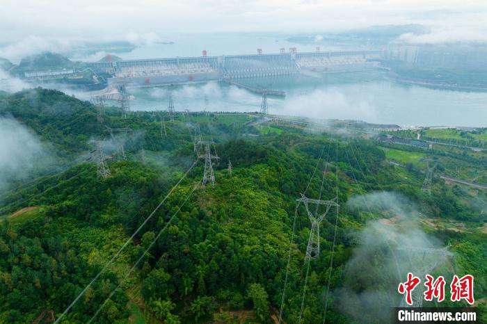 三峽輸電線路。　何偉 攝