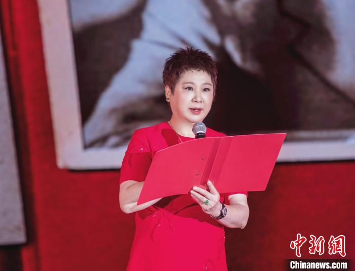 7月16日，榮智豐在2023年上海統(tǒng)戰(zhàn)文化周開(kāi)幕活動(dòng)中朗誦《與統(tǒng)戰(zhàn)先輩的時(shí)空對(duì)話》?！堦?攝