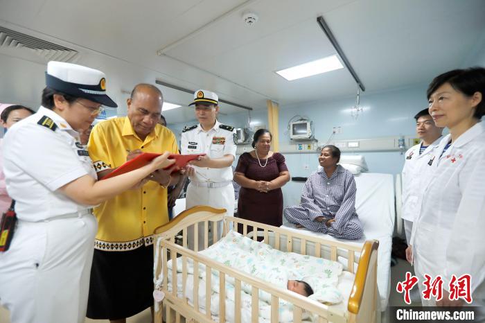 基里巴斯總統(tǒng)馬茂為新生兒取名，并在出生證明上親筆填寫寶寶名字。　黎宇 攝