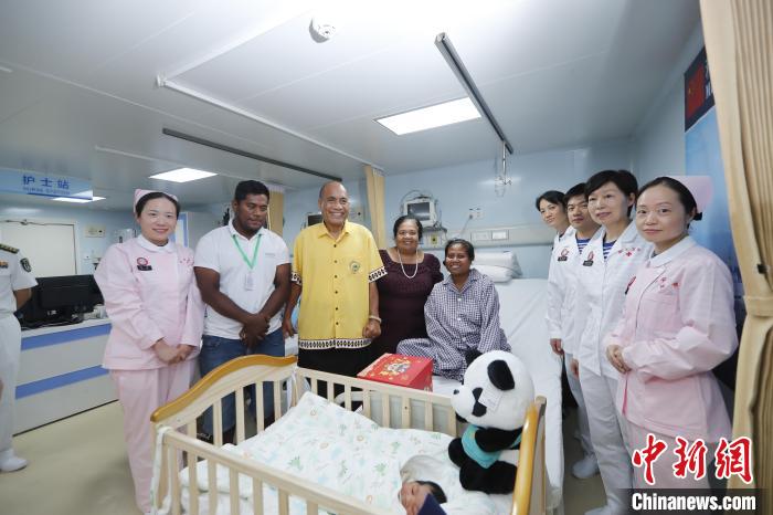 基里巴斯總統(tǒng)馬茂與海上醫(yī)院醫(yī)護人員、新生兒家人合影?！±栌?攝