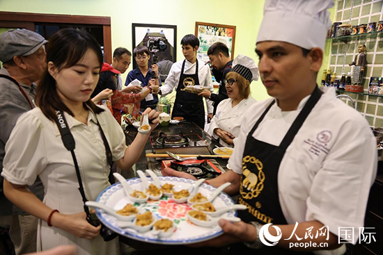 7月19日，參加美食活動的多國代表品嘗泰式傳統(tǒng)美食。人民網(wǎng)記者 張矜若攝