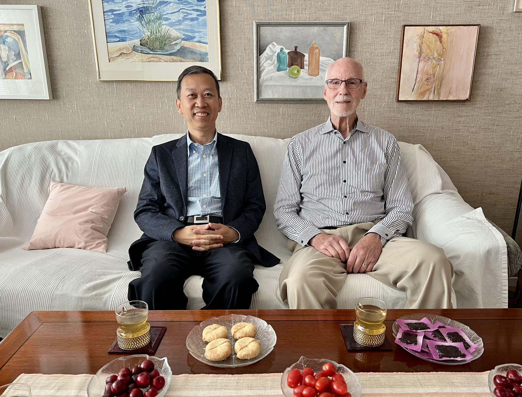 駐瑞典大使崔愛民看望瑞典科學(xué)家。中國(guó)駐瑞典大使館供圖