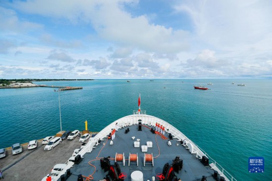 7月22日，中國(guó)海軍“和平方舟”號(hào)醫(yī)院船駛離基里巴斯首都塔拉瓦。當(dāng)?shù)貢r(shí)間22日上午10時(shí)，執(zhí)行“和諧使命-2023”任務(wù)的中國(guó)海軍“和平方舟”號(hào)醫(yī)院船圓滿結(jié)束對(duì)基里巴斯的首次訪問，駛離基里巴斯首都塔拉瓦，前往本次任務(wù)的第二站湯加努庫(kù)阿洛法港。新華社發(fā)（黎宇 攝）
