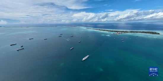 7月22日，中國(guó)海軍“和平方舟”號(hào)醫(yī)院船結(jié)束基里巴斯訪問，駛離塔拉瓦港。新華社發(fā)（桂江波 攝）
