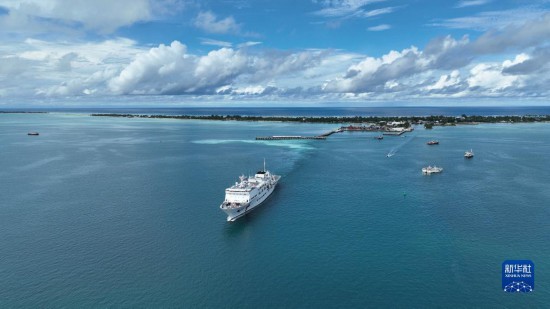 7月22日，中國(guó)海軍“和平方舟”號(hào)醫(yī)院船結(jié)束基里巴斯訪問，駛離塔拉瓦港。新華社發(fā)（桂江波 攝）