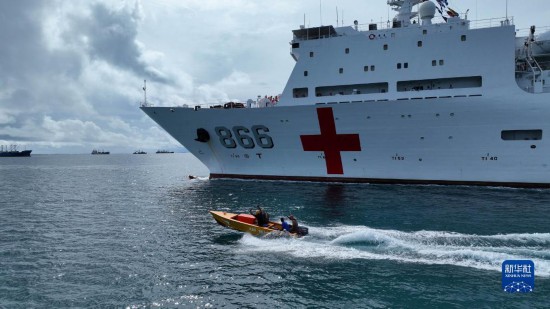 7月22日，中國(guó)海軍“和平方舟”號(hào)醫(yī)院船駛離塔拉瓦港途中，基里巴斯當(dāng)?shù)孛癖婑{船揮手告別。新華社發(fā)（桂江波 攝）
