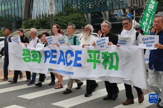 7月22日，在韓國首爾，人們手舉標語參與反戰(zhàn)游行。新華社發(fā)（楊暢 攝）