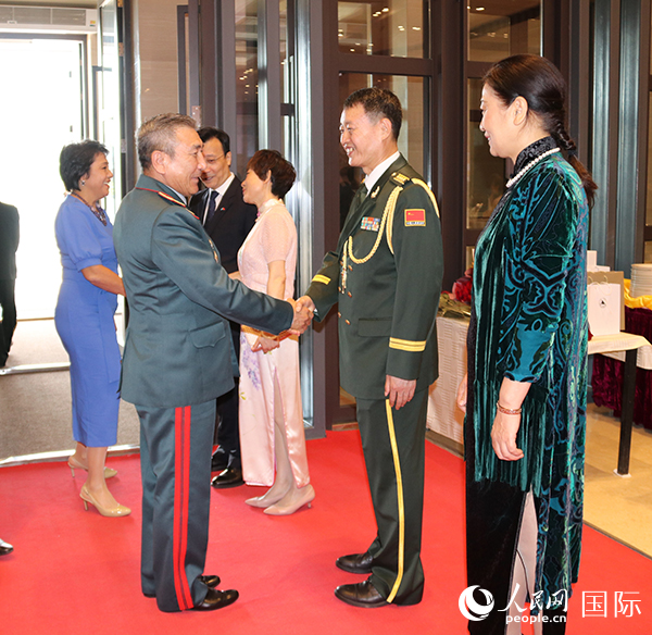 國(guó)防武官胡德君大校迎接賓客。人民網(wǎng)記者李強(qiáng)攝