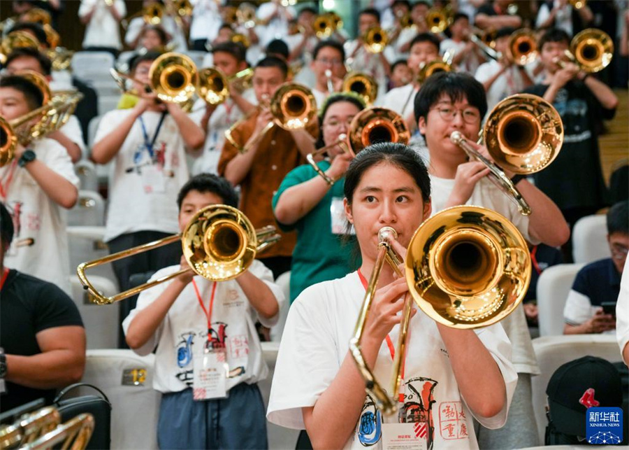 8月1日，在第九屆中國國際低音銅管藝術節(jié)的一場公益大師課上，低音銅管樂器愛好者在練習長號。新華社記者 劉潺 攝