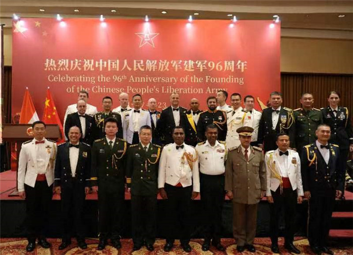 圖為徐勝武官與參加招待會(huì)的各國(guó)武官、武官處代表合影。中國(guó)駐印度尼西亞使館供圖
