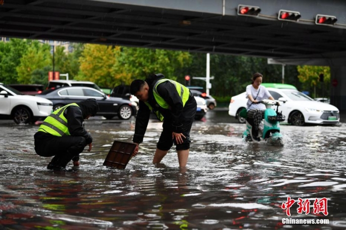 7月30日，河北省持續(xù)發(fā)布暴雨紅色預(yù)警信號。受今年第5號臺風(fēng)“杜蘇芮”殘余環(huán)流影響，7月28日以來，地處華北地區(qū)的河北省大部出現(xiàn)降雨。30日17時，該省氣象臺發(fā)布當(dāng)日第三次暴雨紅色預(yù)警信號。石家莊市城區(qū)不少區(qū)域積水嚴(yán)重，城管、環(huán)衛(wèi)、園林、市政等部門緊急出動，聯(lián)合疏堵保暢，筑牢防汛安全屏障。圖為石家莊裕華區(qū)城管局防汛隊員對沿街收水井進(jìn)行雜物清理，以保證排水暢通。翟羽佳 攝