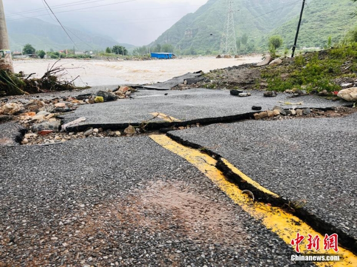 受臺風(fēng)“杜蘇芮”影響，7月29日至8月1日，河北省淶水縣普降暴雨，持續(xù)強(qiáng)降雨和強(qiáng)風(fēng)天氣引發(fā)洪水險情。連日來，當(dāng)?shù)亟M織數(shù)千人搶險救援隊伍，集中力量加快排水、清理路面、救援拋錨車輛、搶修倒伏電線桿等工作。8月1日，方便面、飲用水、火腿腸、面包等首批調(diào)撥救災(zāi)物資送抵救災(zāi)一線，并于當(dāng)天發(fā)放到受災(zāi)群眾手中。目前，淶水縣受損交通、電力、通信等基礎(chǔ)設(shè)施正在加緊搶修，山區(qū)受困人員已分批轉(zhuǎn)移，各項搶險救災(zāi)工作正在有序進(jìn)行中。圖為淶水縣婁村鎮(zhèn)南安莊村被洪水沖毀的路面。(文/呂子豪 楊猛)李金璐 攝