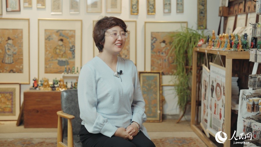圖為瓷器修復(fù)藝術(shù)家王京。人民網(wǎng)記者 張若涵攝