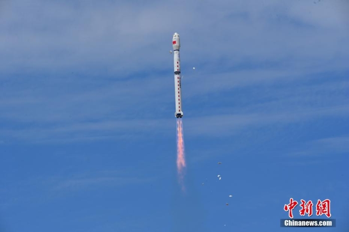 8月3日11時(shí)47分，中國在酒泉衛(wèi)星發(fā)射中心用長征四號丙遙四十四運(yùn)載火箭，成功發(fā)射風(fēng)云三號06星，衛(wèi)星順利進(jìn)入預(yù)定軌道，任務(wù)取得圓滿成功。該衛(wèi)星將接替在軌超期服役的風(fēng)云三號C星，探測數(shù)據(jù)主要用于天氣預(yù)報(bào)、大氣化學(xué)和氣候變化監(jiān)測業(yè)務(wù)及研究。汪江波 攝