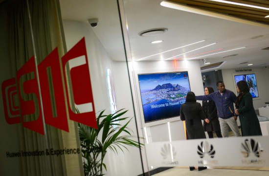 　　2017年7月17日，人們在位于南非約翰內(nèi)斯堡的華為南非信息通信技術(shù)創(chuàng)新體驗(yàn)中心參觀。新華社記者 翟健嵐 攝
