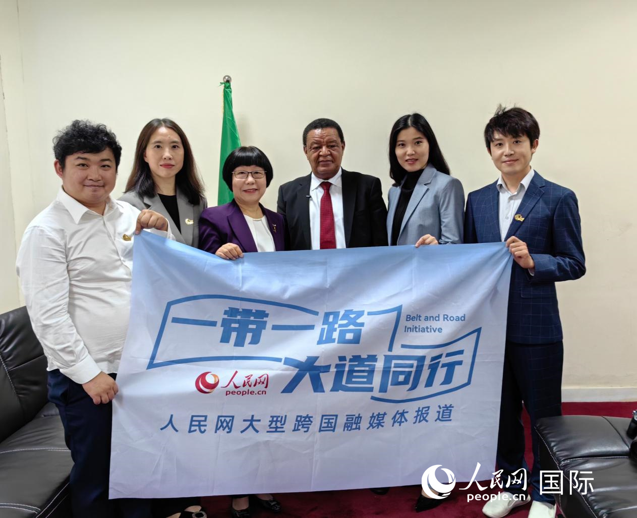 穆拉圖·特肖梅與人民網(wǎng)記者合影。