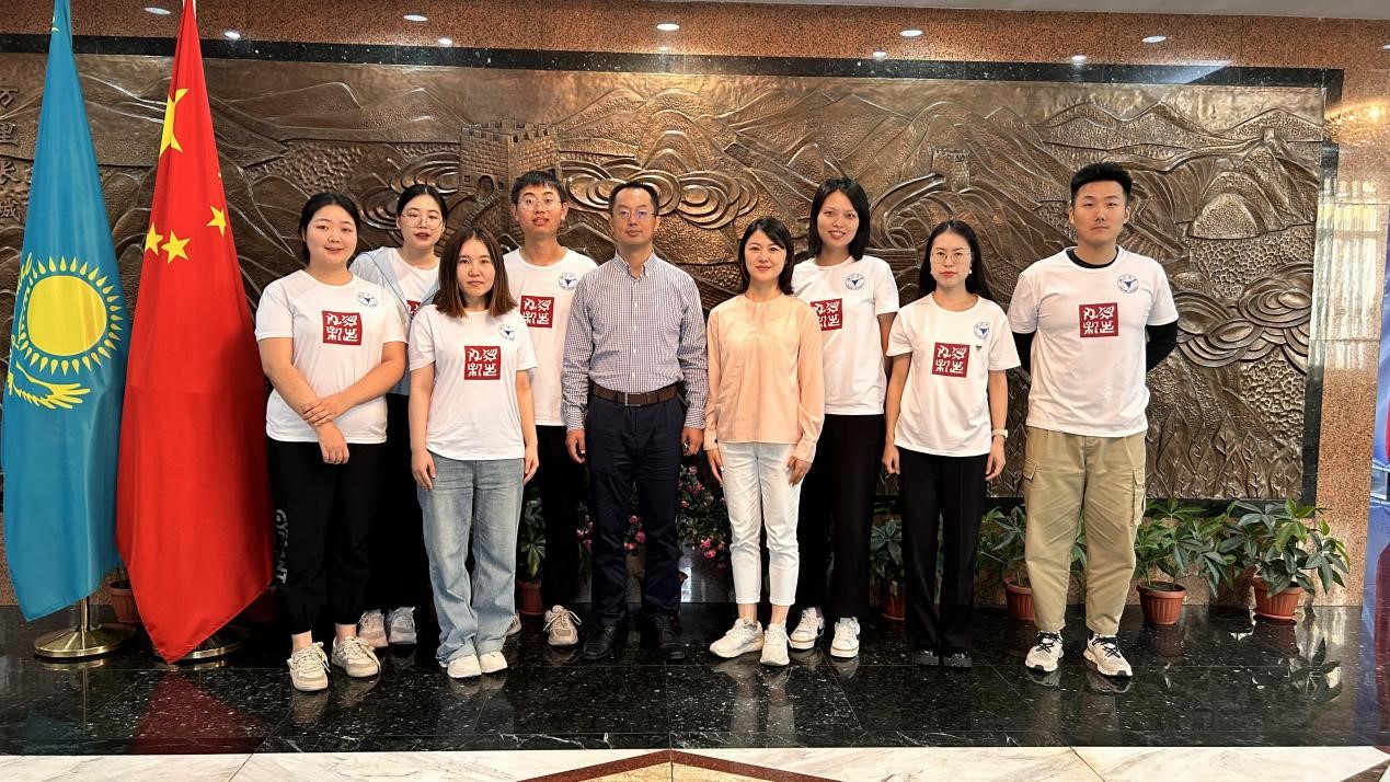 浙江大學(xué)實(shí)踐團(tuán)拜訪中國(guó)駐阿拉木圖總領(lǐng)館。浙江大學(xué)供圖