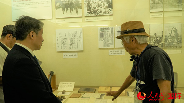 毒氣島歷史研究所事務(wù)局長(zhǎng)山內(nèi)正之在毒氣資料館為大家介紹日軍發(fā)動(dòng)毒氣戰(zhàn)的罪證。人民網(wǎng) 蔣曉辰攝