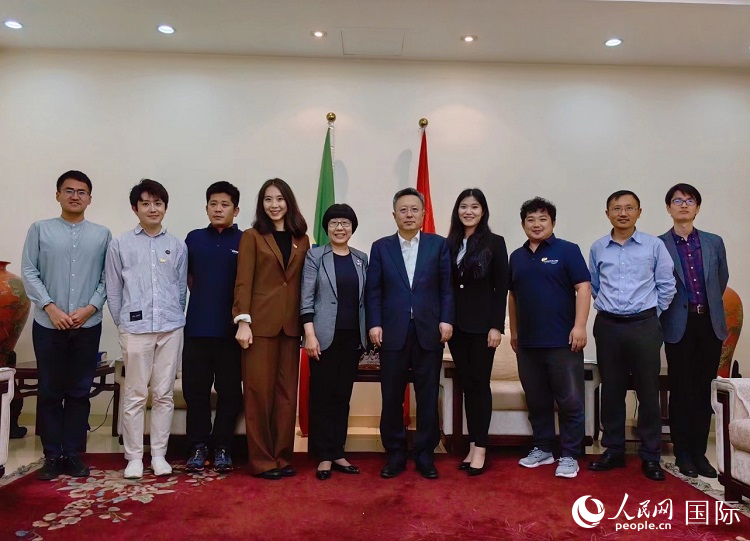 趙志遠大使（右五）、使館工作人員與人民網(wǎng)記者合影。