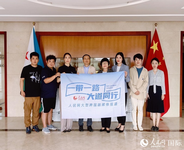 胡斌大使（左四）、使館工作人員與人民網(wǎng)記者合影。
