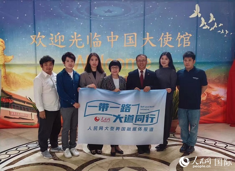 崔建春大使（右三）與人民網(wǎng)記者合影。