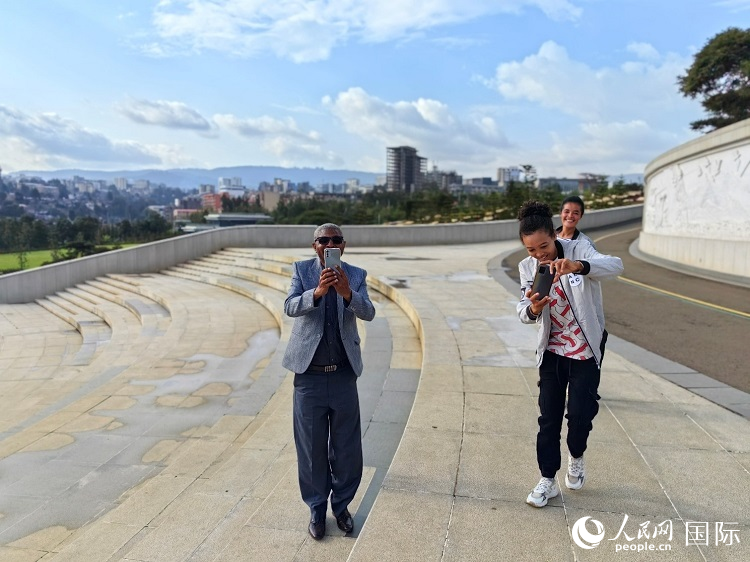 亞的斯亞貝巴友誼廣場的游客與人民網(wǎng)記者互動。人民網(wǎng)記者 陳星星攝