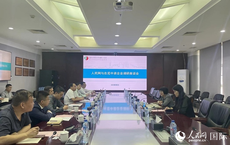 尼日利亞中國商會企業(yè)代表與人民網(wǎng)記者座談。