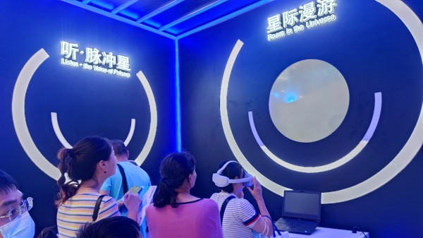 9月2日，貴州展館里觀眾排隊(duì)體驗(yàn)VR。受訪者供圖