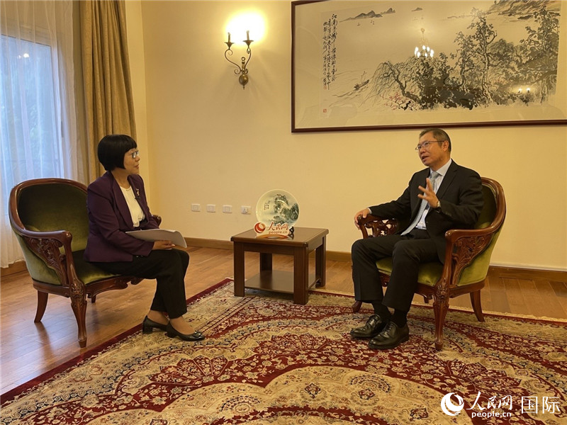 胡長春大使接受人民網(wǎng)記者唐維紅采訪。人民網(wǎng)記者 趙艷紅攝