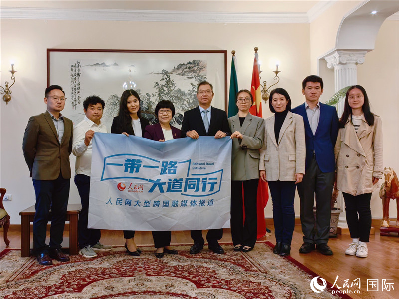 胡長春大使、駐非盟使團工作人員與人民網(wǎng)記者合影。
