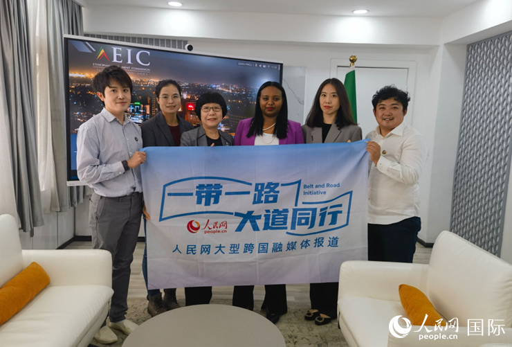 萊利斯（右三）、埃塞投資委中國投資顧問萬巧云（左二）與人民網(wǎng)記者合影。