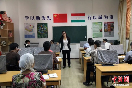 2014年，塔吉克斯坦國(guó)立民族大學(xué)的孔子學(xué)院內(nèi)，教師正在為塔吉克斯坦學(xué)生授課。田冰 攝