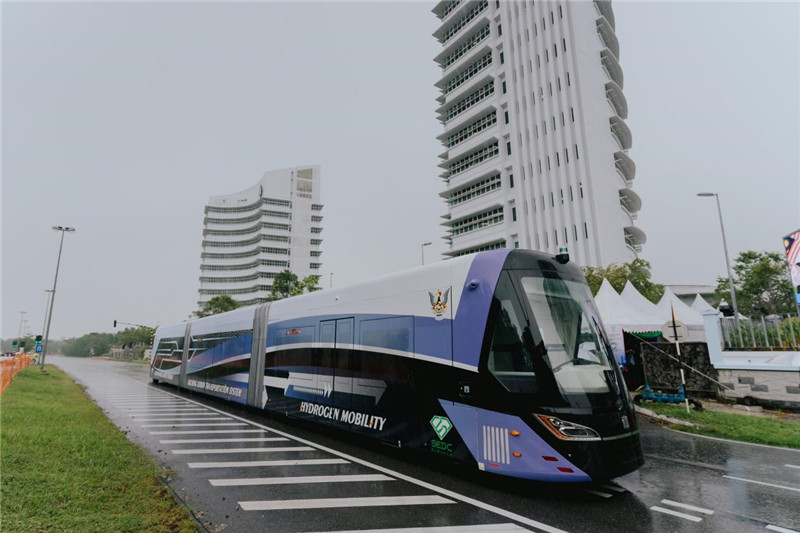 9月6日下午，由中車株洲所自主研發(fā)制造的全球首輛氫能源智軌電車正式亮相馬來西亞砂拉越州古晉市。中車株洲所供圖