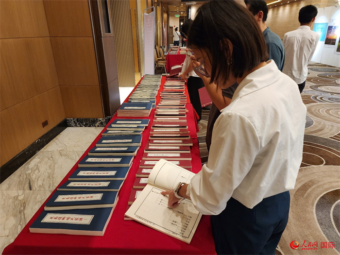 現(xiàn)場嘉賓參觀“根脈尋蹤”泉州百個家族移民菲律賓族譜展。人民網記者 樊帆攝