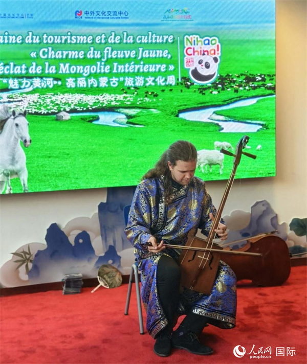 法國音樂家馬修·勒庫演奏馬頭琴。人民網(wǎng)記者 尚凱元攝